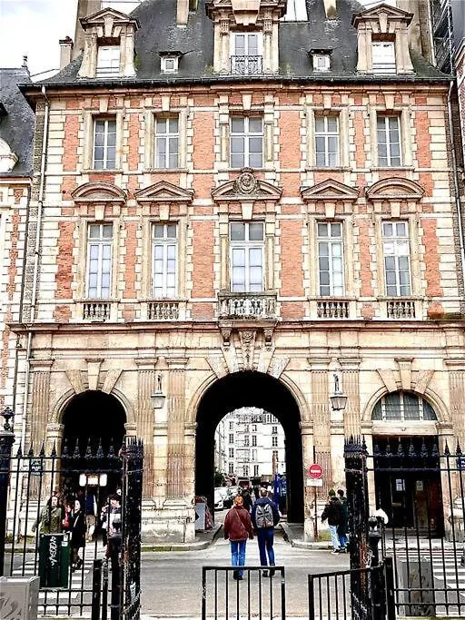 Duplex Sur 2 Etages - Le Marais - Paris Centre Apartamento