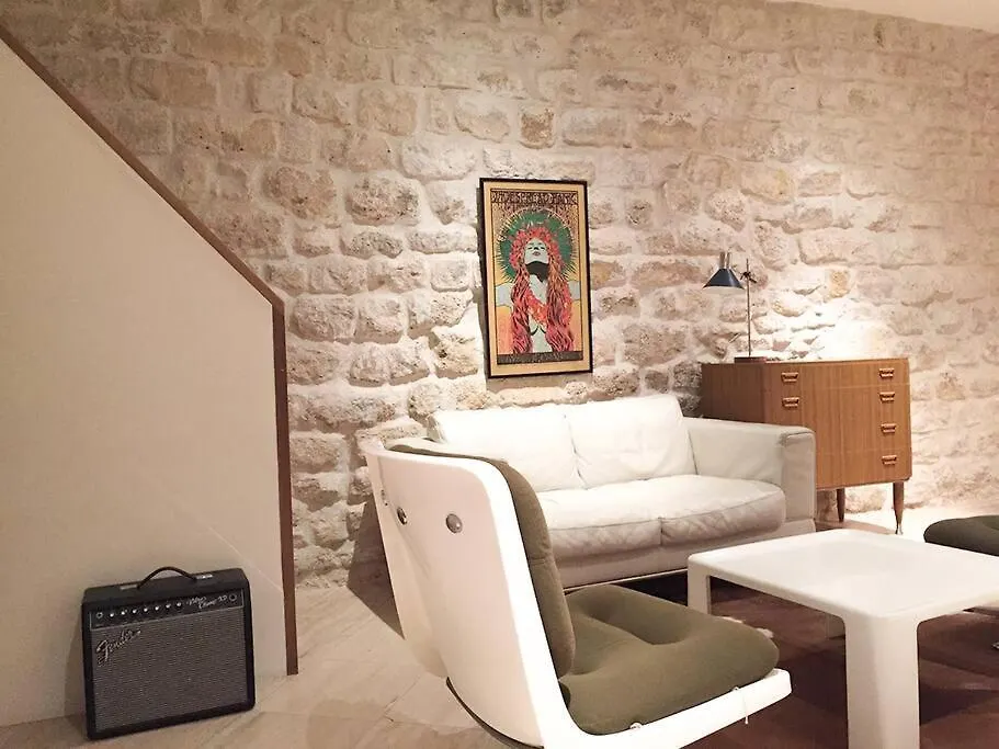 Duplex Sur 2 Etages - Le Marais - Paris Centre Apartment