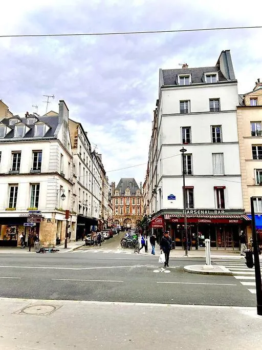 Duplex Sur 2 Etages - Le Marais - Paris Centre Apartment France